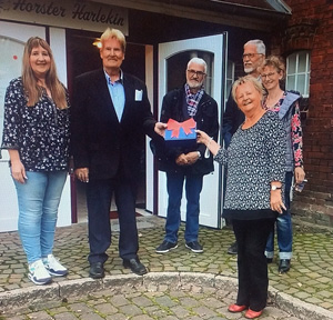 vor dem Horster Harlekin:
Daniela Grunwald-Galler, Wolfgang Galler, Dr. Friedrich Knorr, Jördis Coldewey, Manfred Palte, Käthe Palte
